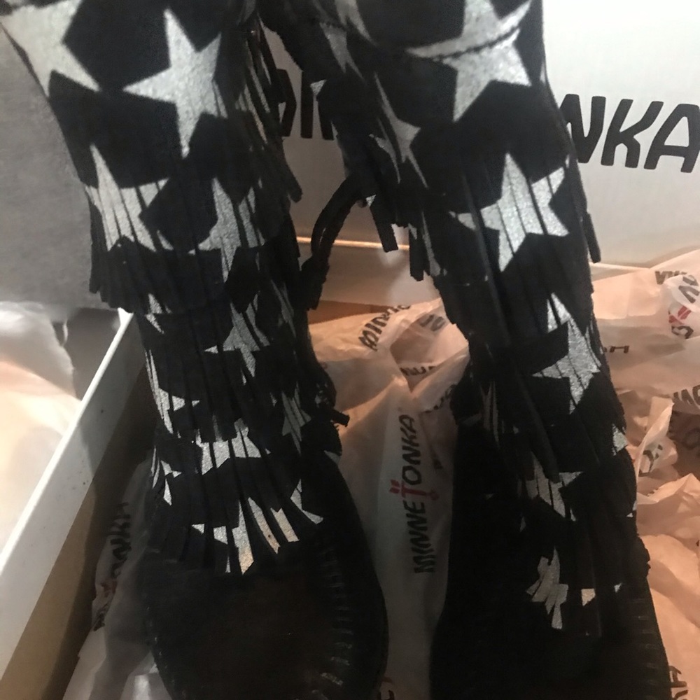 Minnetonka Star 3 Layers Black Boot Child's size2 / EU33
